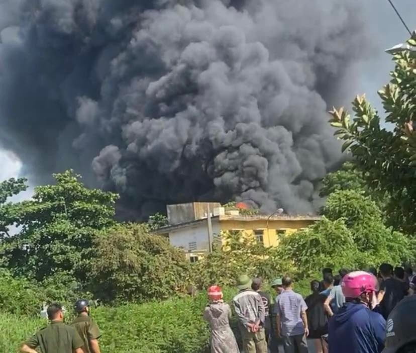 Ngăn cháy lan hơn 1.000m2 kho xưởng xốp, ni lông tại huyện Gia Lâm