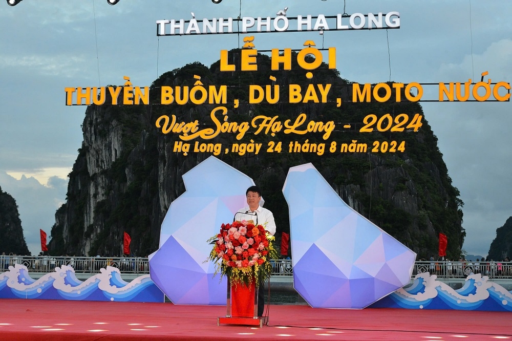 Náo nhiệt Lễ hội thuyền buồm, dù bay, moto nước trên vịnh Hạ Long