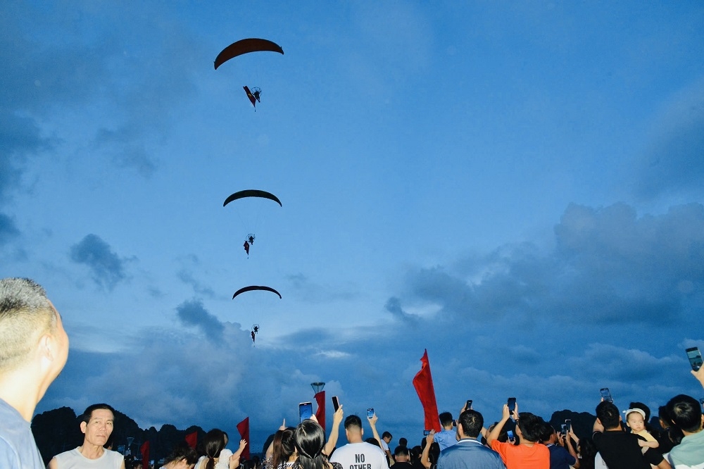 Náo nhiệt Lễ hội thuyền buồm, dù bay, moto nước trên vịnh Hạ Long