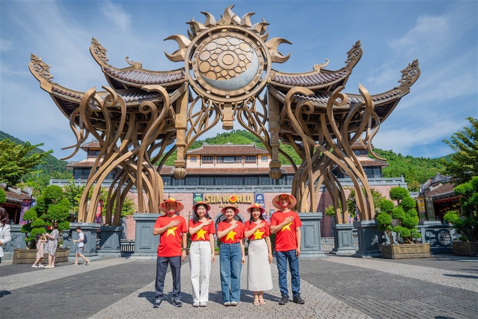  Du khách đội nón lá, mặc áo in màu cờ Tổ quốc check in Ba Na Hills