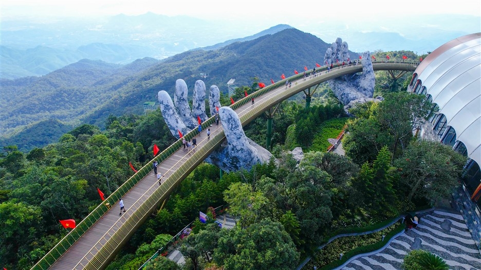  Du khách đội nón lá, mặc áo in màu cờ Tổ quốc check in Ba Na Hills