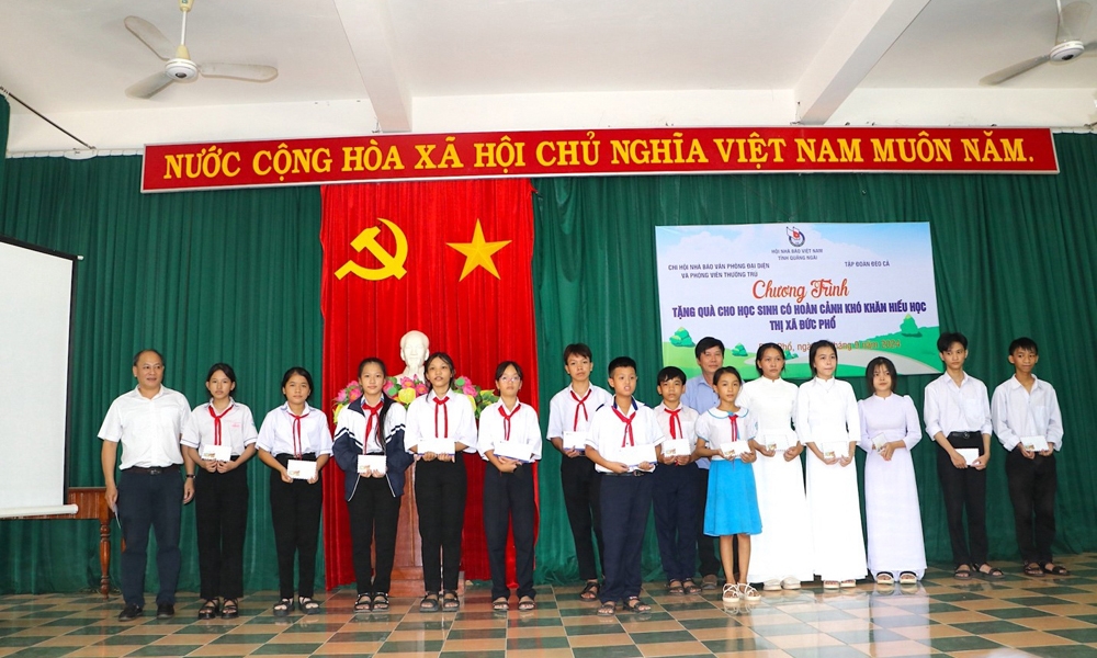 Những người làm Báo trao quà cho học sinh Quảng Ngãi có hoàn cảnh khó khăn