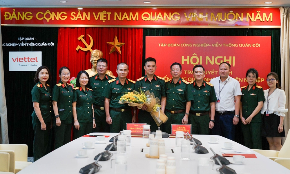 Nhân viên Viettel được đặc cách trở thành quân nhân chuyên nghiệp vì hành động cứu người lúc thiên tai