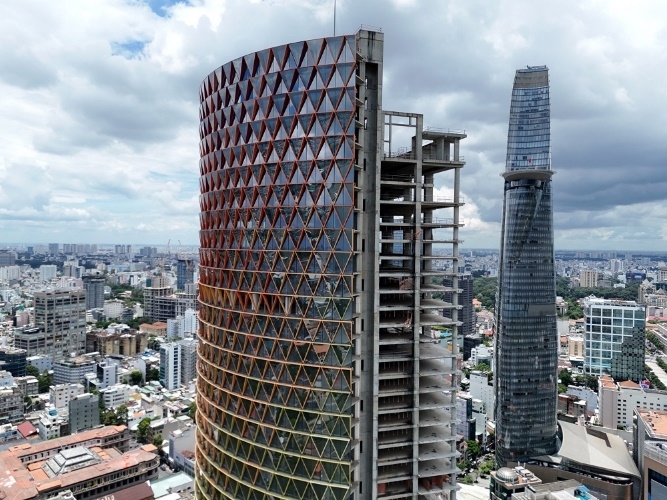 Toà nhà chọc trời Saigon One Tower “làm xấu bộ mặt” Thành phố Hồ Chí Minh sau 17 năm vẫn “bất động”