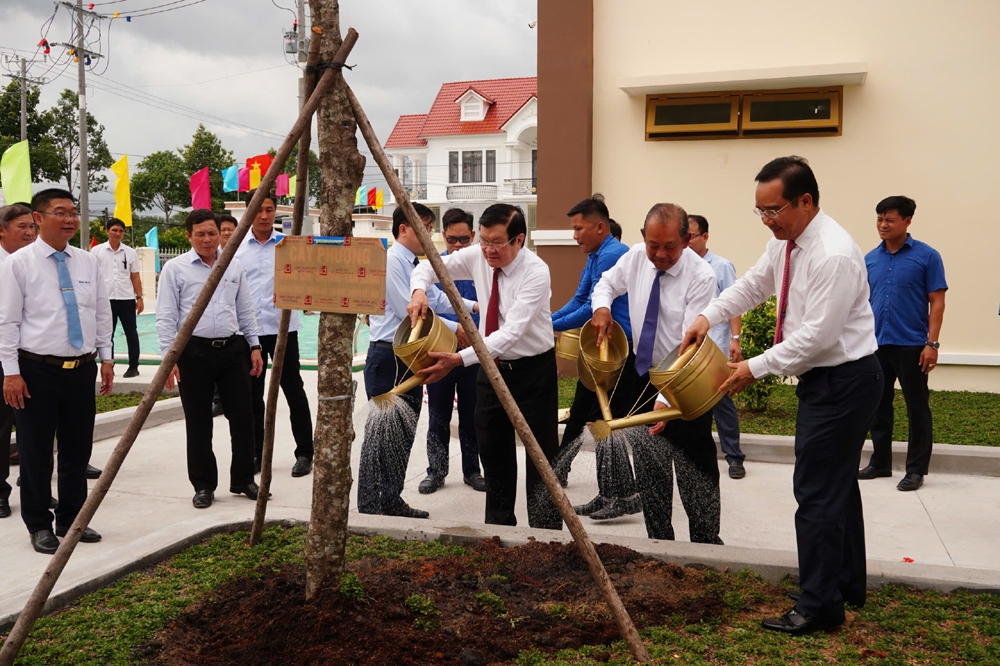 Agribank Chi nhánh Đông Long An: Tài trợ 2 tỷ đồng cho Quỹ khuyến học Nguyễn Văn Bộ