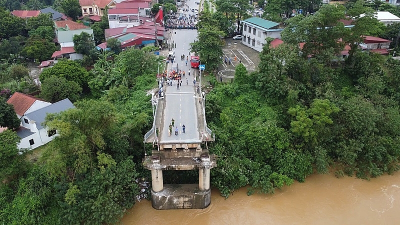 Phú Thọ: Cận cảnh cầu Phong Châu bị sập