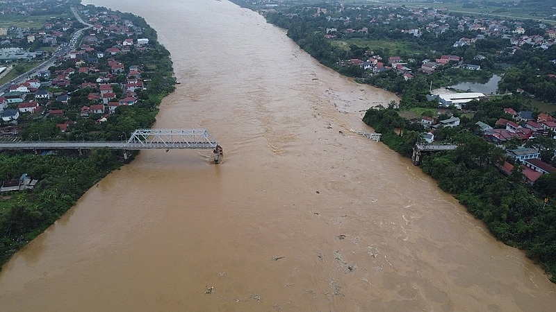 Phú Thọ: Cận cảnh cầu Phong Châu bị sập