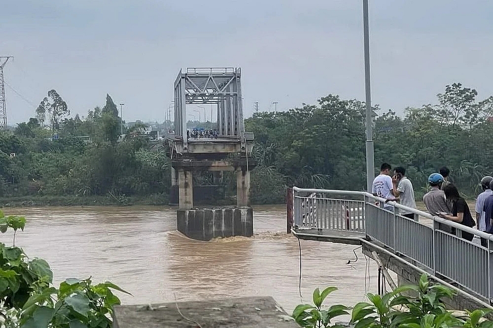 Cầu Phong Châu (Phú Thọ): Từng được cảnh báo xuống cấp, đã có kiến nghị thay thế mới