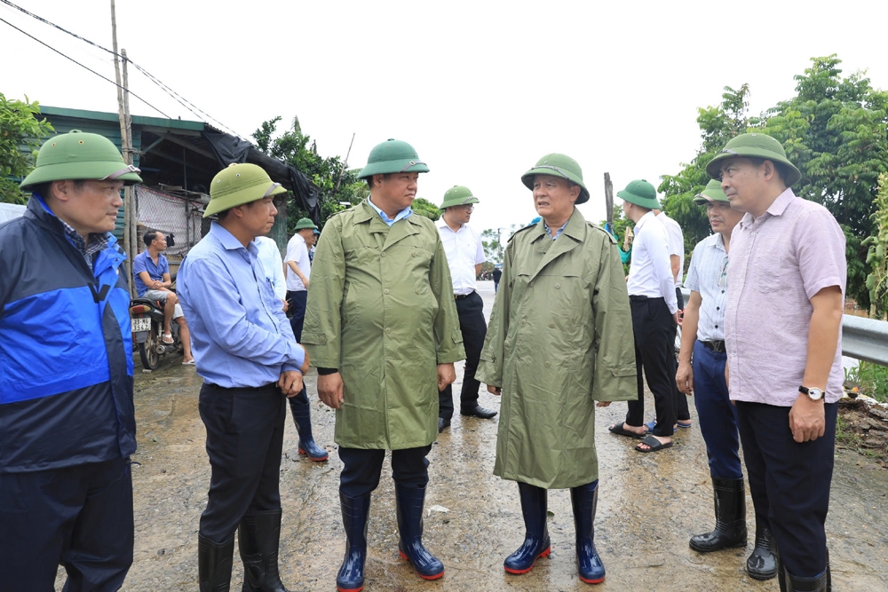 Chủ tịch HĐND Thành phố Hà Nội Nguyễn Ngọc Tuấn kiểm tra các tuyến đê tại huyện Thường Tín