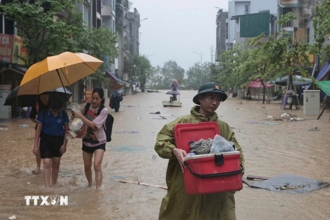 Thủ tướng: Toàn xã hội chung tay ứng phó, khắc phục hậu quả bão lụt