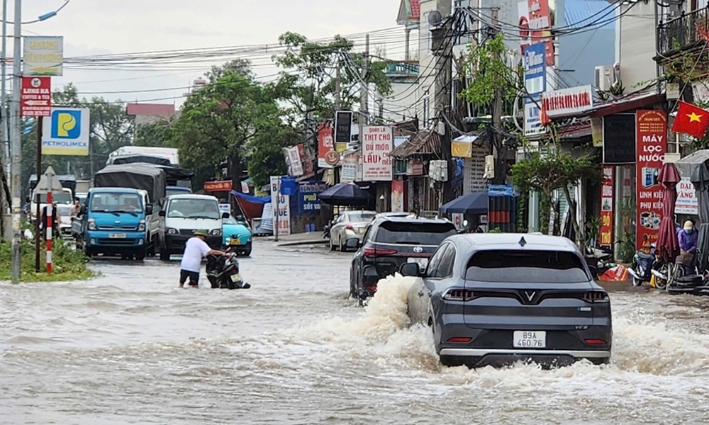 Thường Tín (Hà Nội): Phân luồng giao thông tại các vị trí bị ngập