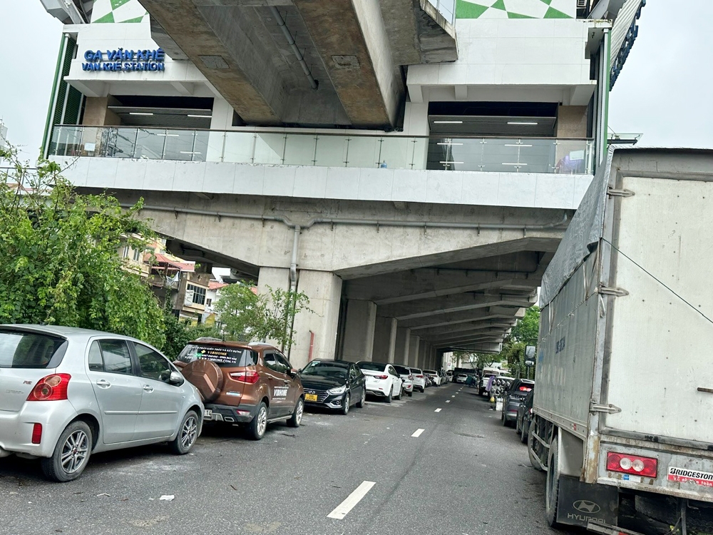 Hà Nội: “Lộn xộn” bãi xe tự phát tại tuyến đường sắt đô thị Cát Linh – Hà Đông