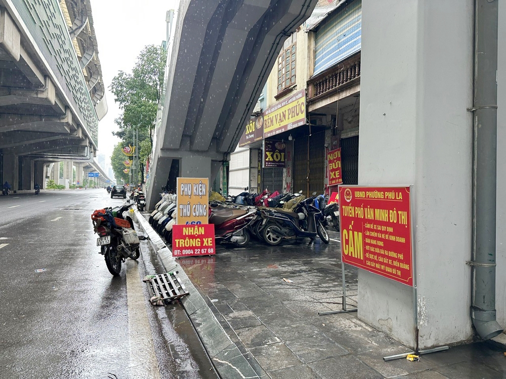 Hà Nội: “Lộn xộn” bãi xe tự phát tại tuyến đường sắt đô thị Cát Linh – Hà Đông