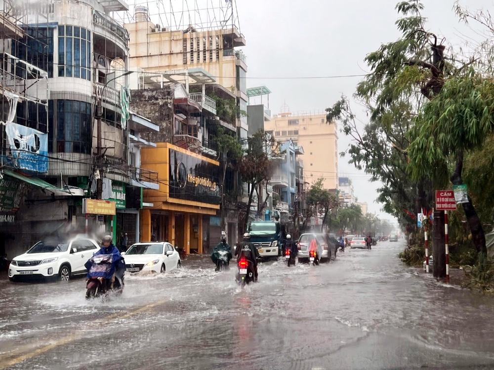 Mực nước các sông dâng cao, nhiều tuyến phố ở Hải Phòng ngập sâu