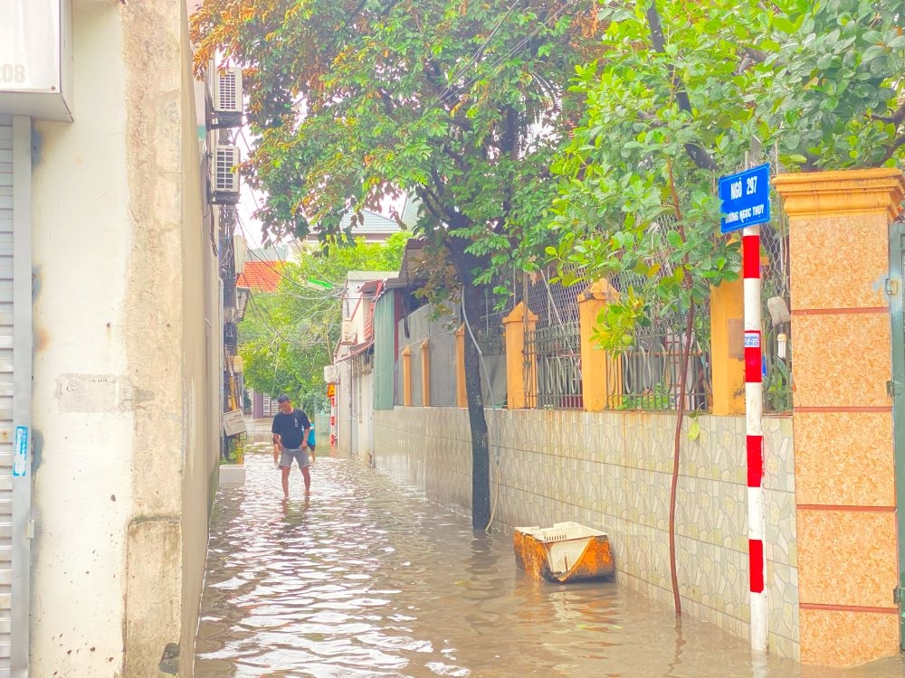 Long Biên (Hà Nội): Nhiều khu dân cư ngập trong biển nước