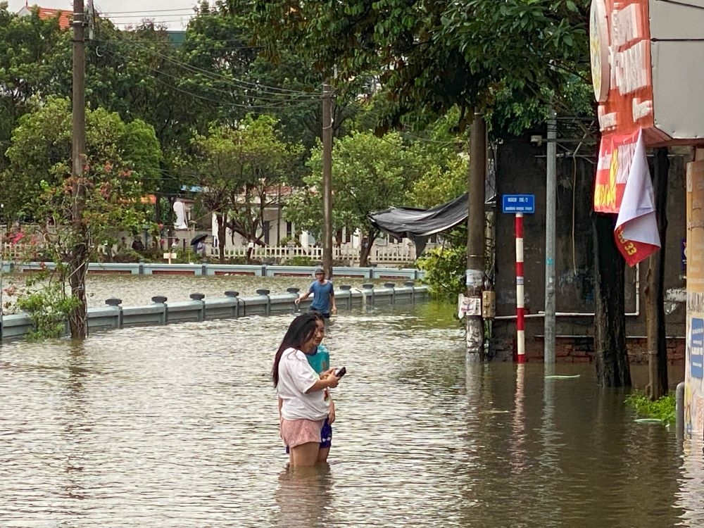 Long Biên (Hà Nội): Nhiều khu dân cư ngập trong biển nước