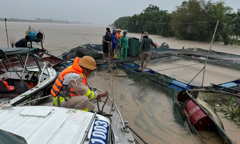 Công an tỉnh Nam Định cứu vớt kịp thời một gia đình có 3 người bị trôi dạt trên sông Hồng