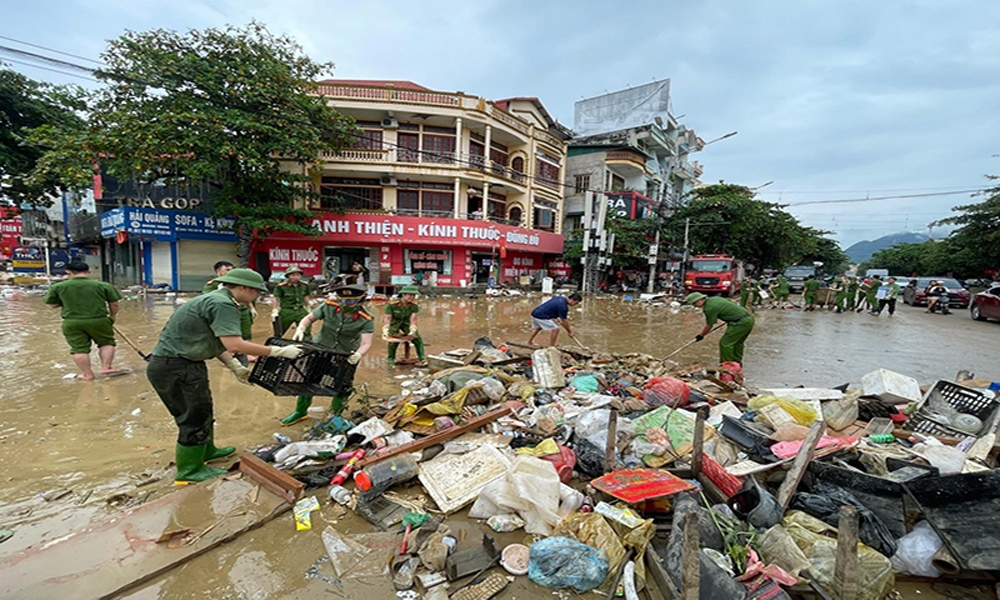 Tuyên Quang: Lực lượng Công an tham gia hỗ trợ người dân dọn dẹp sau lũ