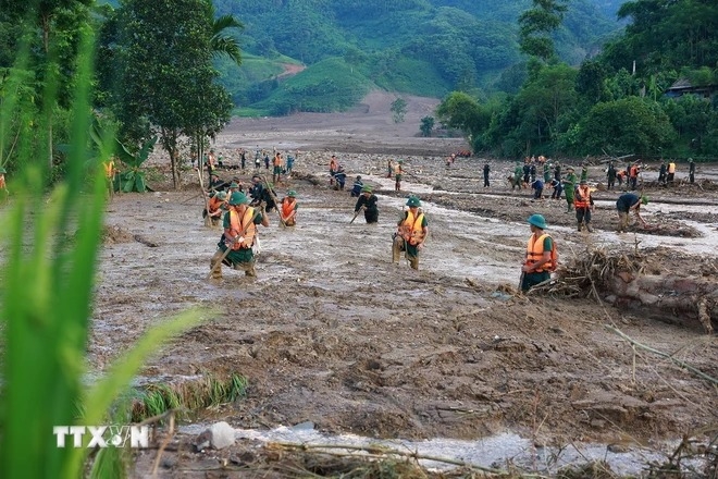 Thủ tướng trực tiếp lội xuống đầm lầy, chỉ đạo tìm kiếm nạn nhân tại Làng Nủ