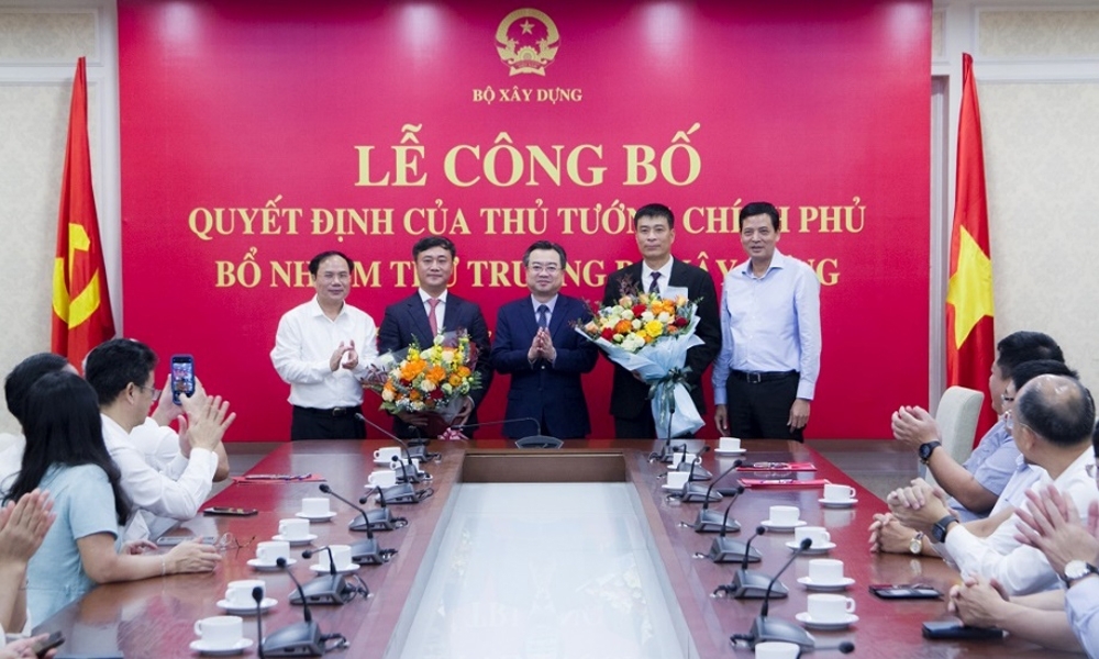 Minister Nguyễn Thanh Nghị presents Appointment Decisions for two new Deputy Ministers of Construction