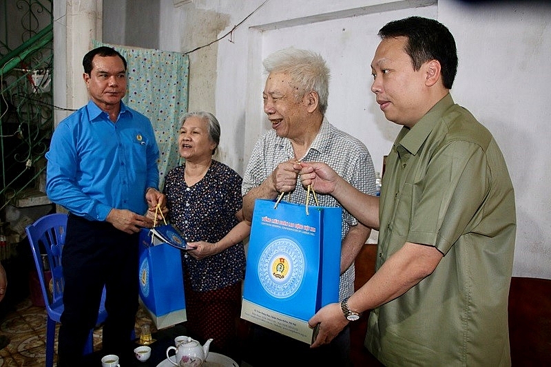 Thái Nguyên: Chủ tịch Tổng Liên đoàn Lao động Việt Nam thăm, tặng quà người lao động bị thiệt hại do mưa lũ