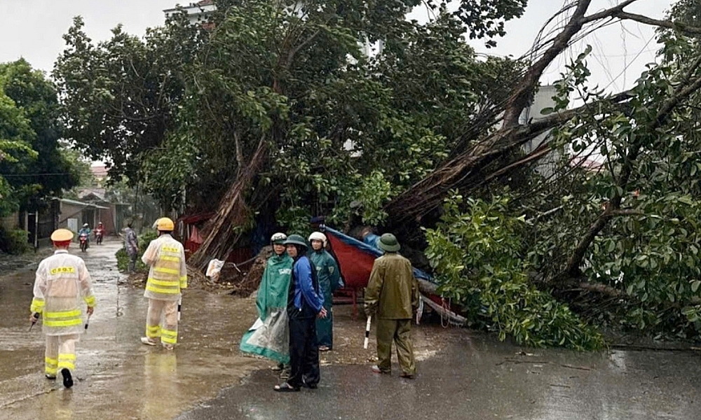 Vĩnh Phúc: Công an huyện Sông Lô hỗ trợ người dân dọn dẹp, ổn định đời sống