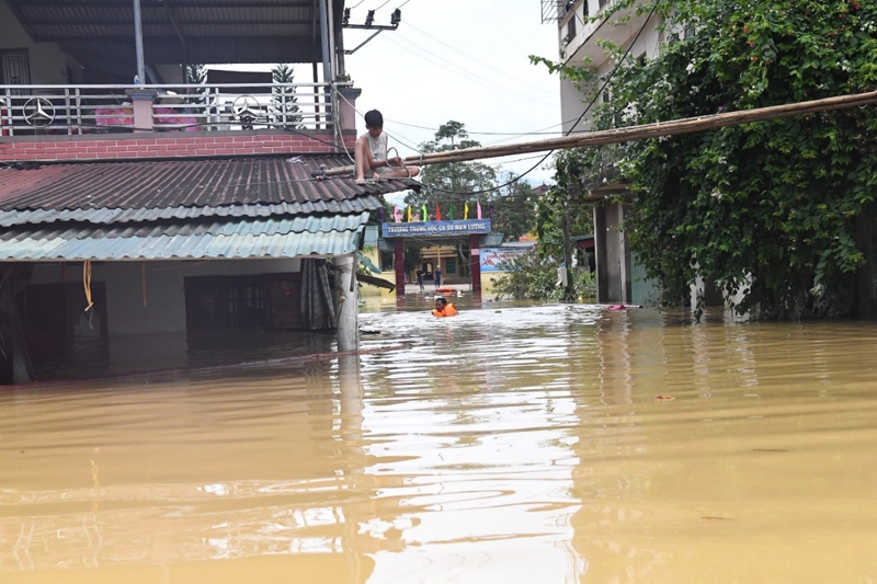 Hàng trăm ngàn sản phẩm sữa tươi, nước tinh khiết TH đến với người dân vùng ngập lũ