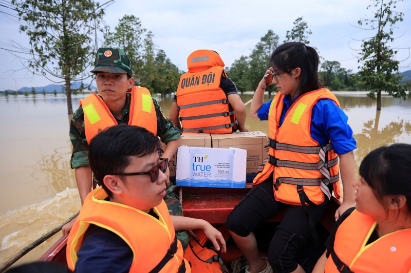 Hàng trăm ngàn sản phẩm sữa tươi, nước tinh khiết TH đến với người dân vùng ngập lũ