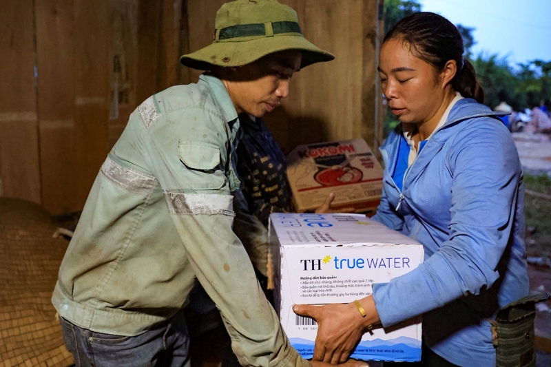 Hàng trăm ngàn sản phẩm sữa tươi, nước tinh khiết TH đến với người dân vùng ngập lũ