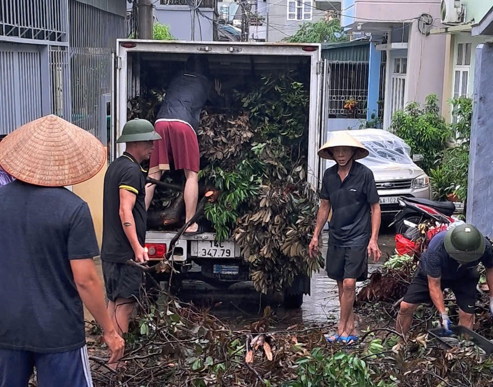 Hạ Long: Trả lại cảnh quan đô thị sau bão số 3 tại phường Cao Thắng