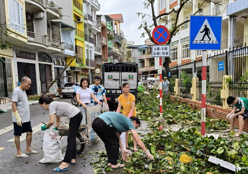 Hạ Long: Trả lại cảnh quan đô thị sau bão số 3 tại phường Cao Thắng