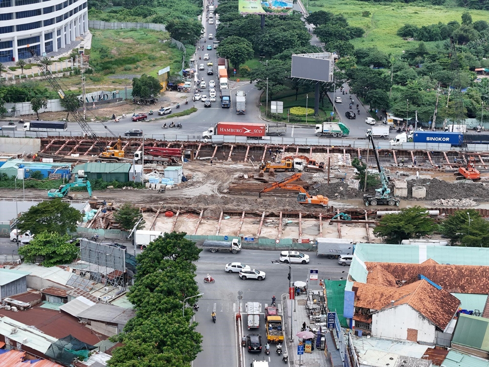 Thành phố Hồ Chí Minh: Hiện trạng hầm chui HC2 Nguyễn Văn Linh vừa bị lùi thời gian thông xe