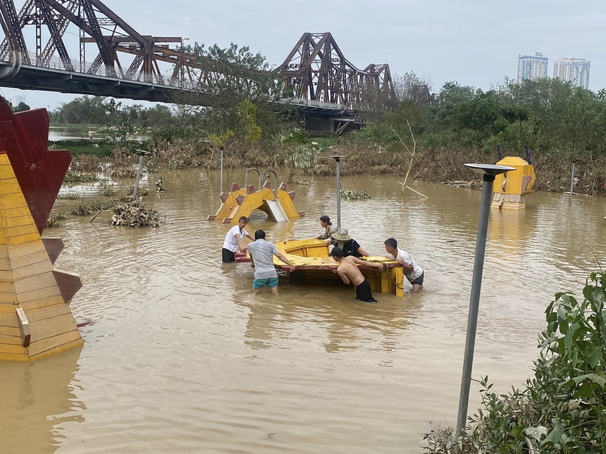 Hà Nội: Think Playgrounds hỗ trợ người dân xóm Phao khắc phục hậu quả bão lũ