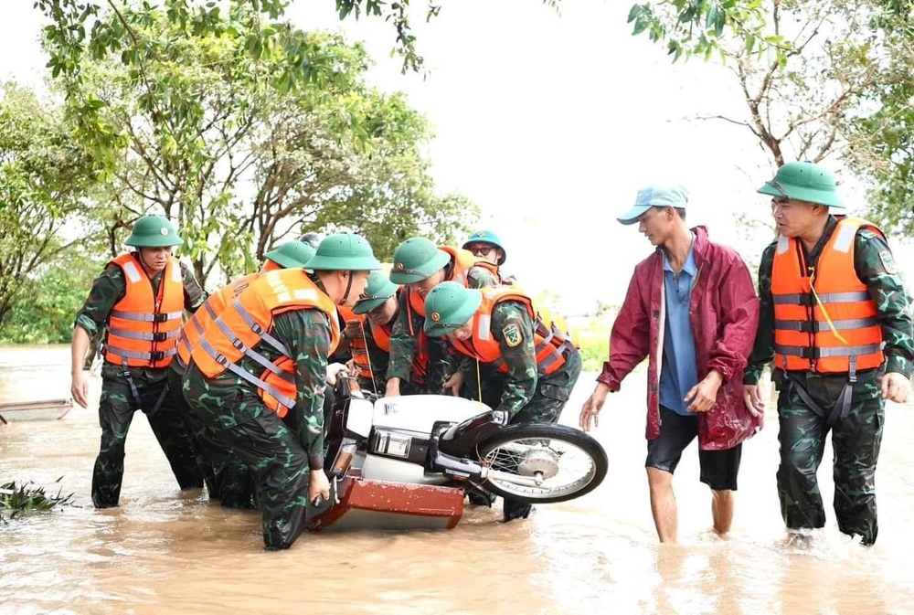 Các lực lượng vũ trang tỉnh Hải Dương hết mình vì người dân trong mưa bão