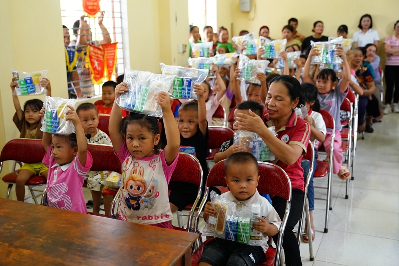 Vinamilk mang Trung thu ấm áp đến trẻ em mọi miền