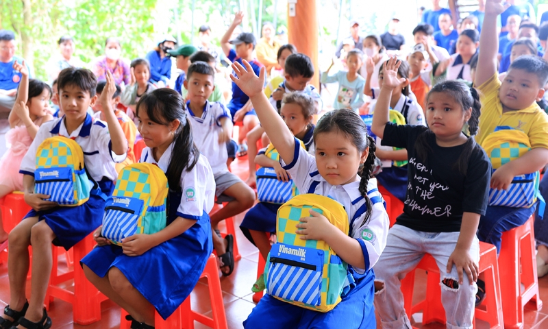 Vinamilk mang Trung thu ấm áp đến trẻ em mọi miền