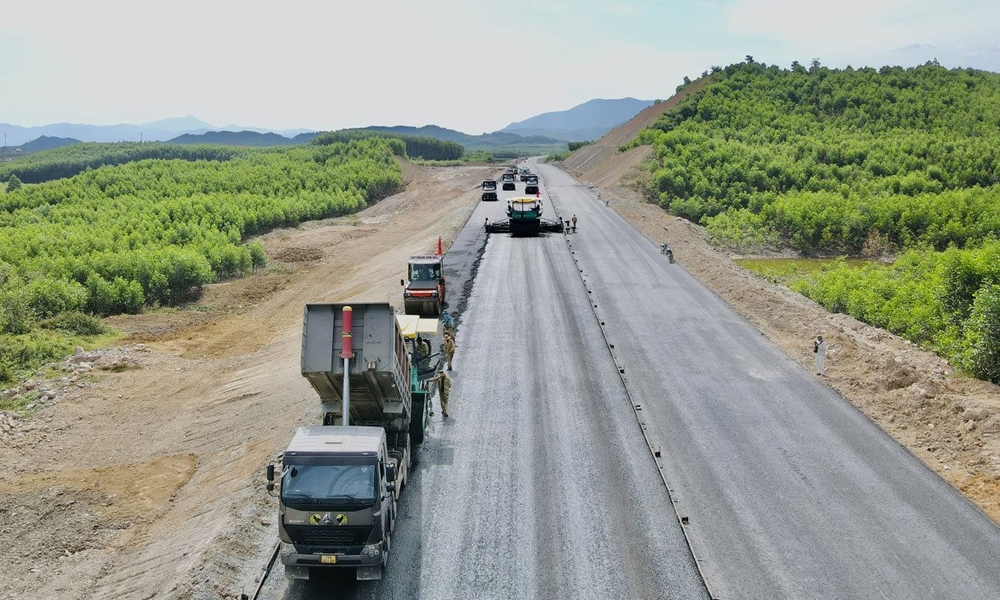 Triển khai cao điểm “500 ngày đêm thi đua hoàn thành 3.000km đường bộ cao tốc