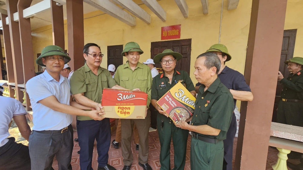 Báo Xây dựng thăm và tặng quà cho các đồng chí thương binh, gia đình chính sách bị ảnh hưởng bão lũ tại Yên Bái