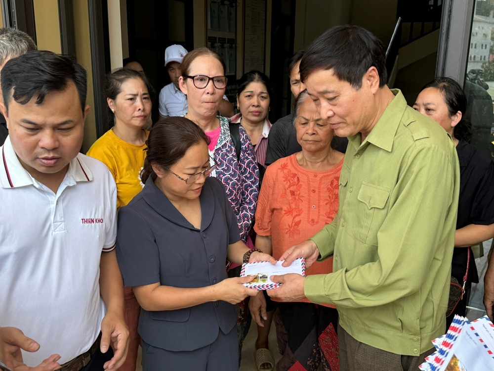 Báo Xây dựng thăm và tặng quà cho các đồng chí thương binh, gia đình chính sách bị ảnh hưởng bão lũ tại Yên Bái