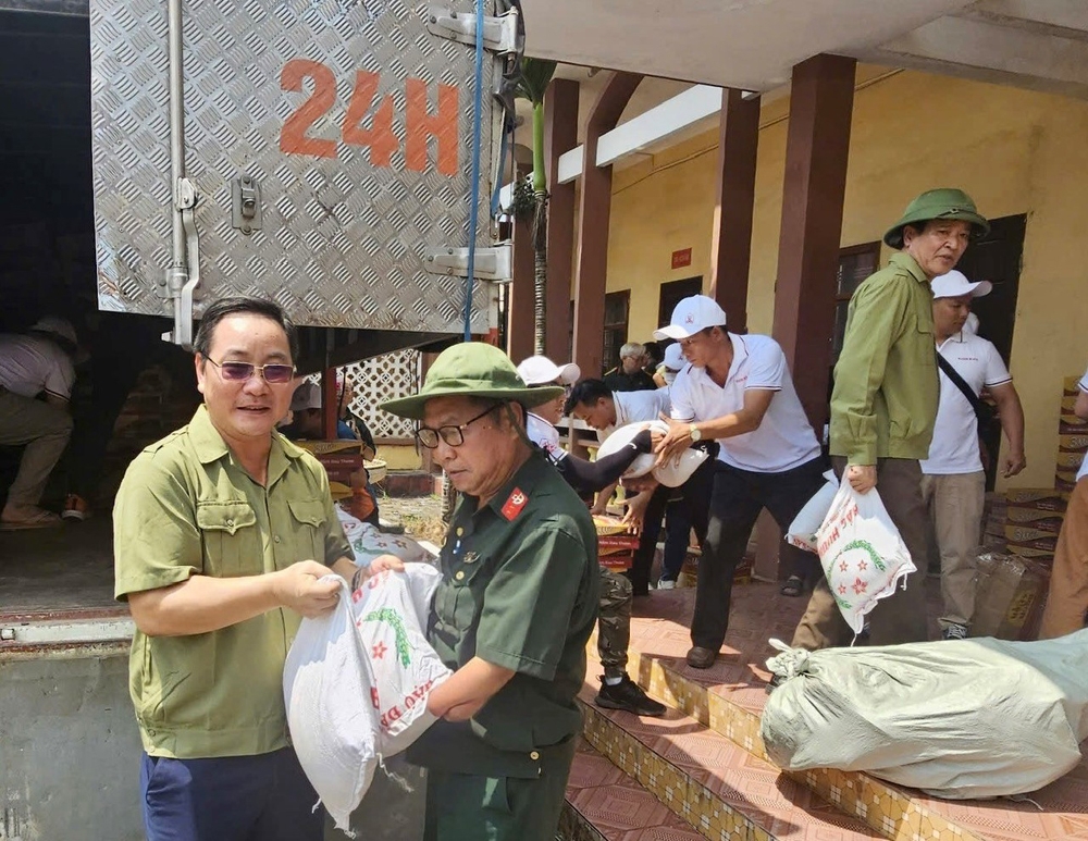 Báo Xây dựng thăm và tặng quà cho các đồng chí thương binh, gia đình chính sách bị ảnh hưởng bão lũ tại Yên Bái