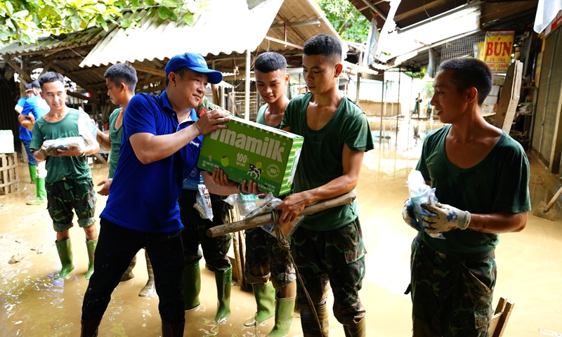 Vinamilk tiếp tục hỗ trợ người dân sau bão lũ