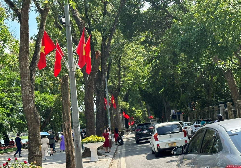 Hà Nội: Quận Hoàn Kiếm trang hoàng chào mừng 70 năm Ngày Giải phóng Thủ đô