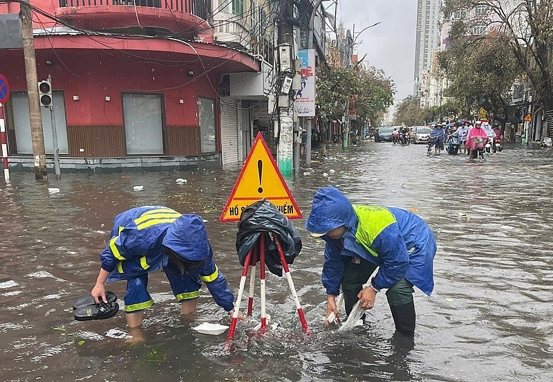 Những cống hiến thầm lặng của những người công nhân thoát nước Hải Phòng