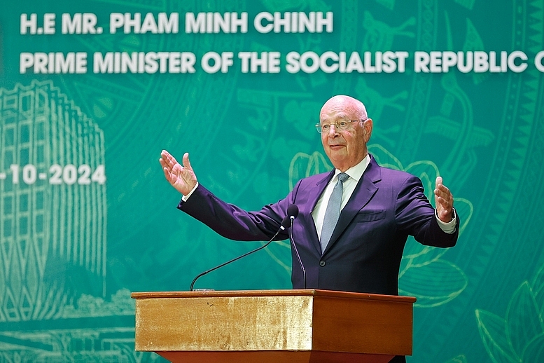 Thủ tướng và GS Klaus Schwab đối thoại với sinh viên