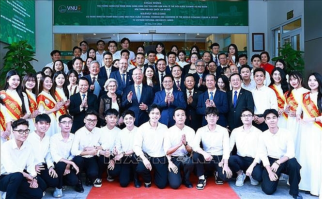 Thủ tướng Phạm Minh Chính và Chủ tịch WEF giao lưu với sinh viên Việt Nam