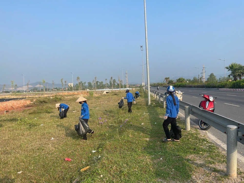 Hạ Long (Quảng Ninh): Khôi phục lại đường hoa sau bão số 3