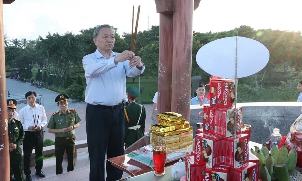 Tổng Bí thư, Chủ tịch nước dâng hương tưởng nhớ các anh hùng liệt sỹ ở Quảng Trị