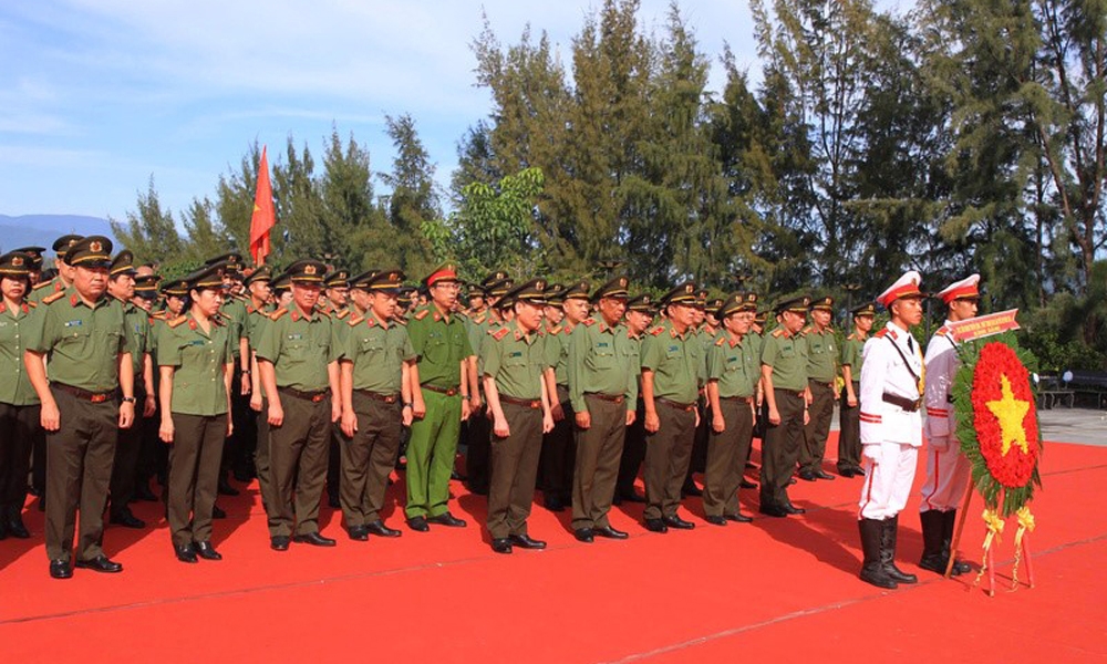 Đoàn đại biểu Liên hoan Truyền hình - Phát thanh Công an nhân dân dâng hương tưởng niệm chiến sỹ Gạc Ma