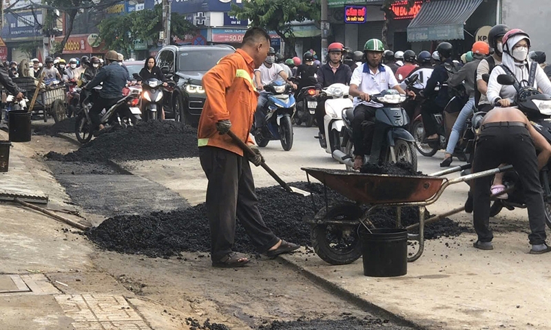 Thành phố Hồ Chí Minh: Dân bức xúc vì nhà thầu thi công ẩu, đường mới làm đã rạn nứt, lún như ruộng cày