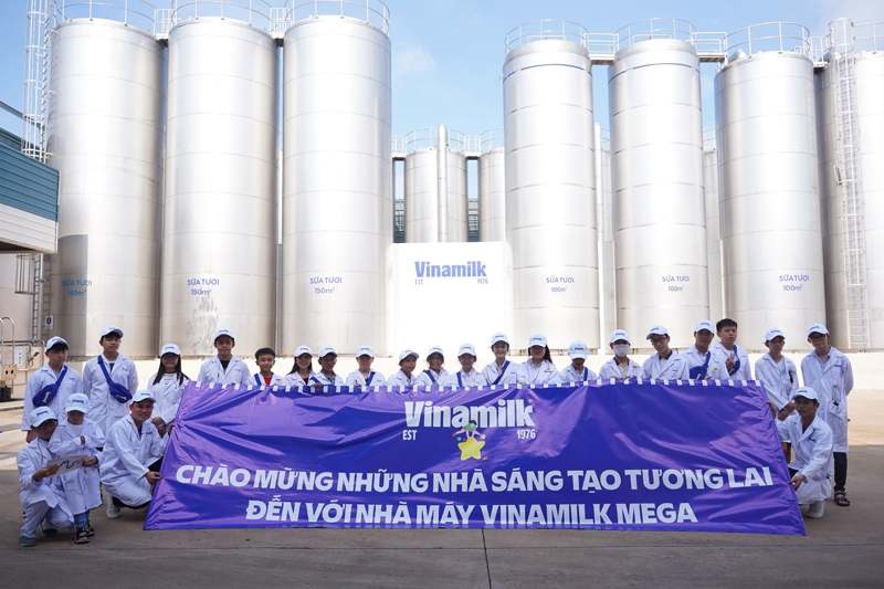 Học sinh thích thú khám phá trang trại, nhà máy “xanh” sản xuất ra hộp sữa Vinamilk